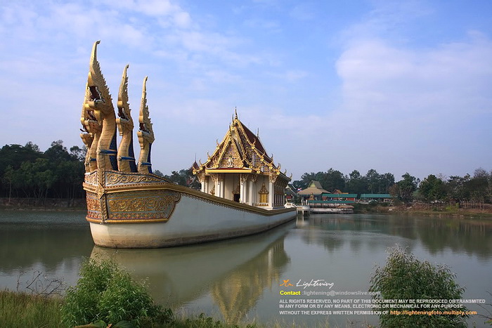 วิหารกลางน้ำเรือธรรมนาคราช.jpg